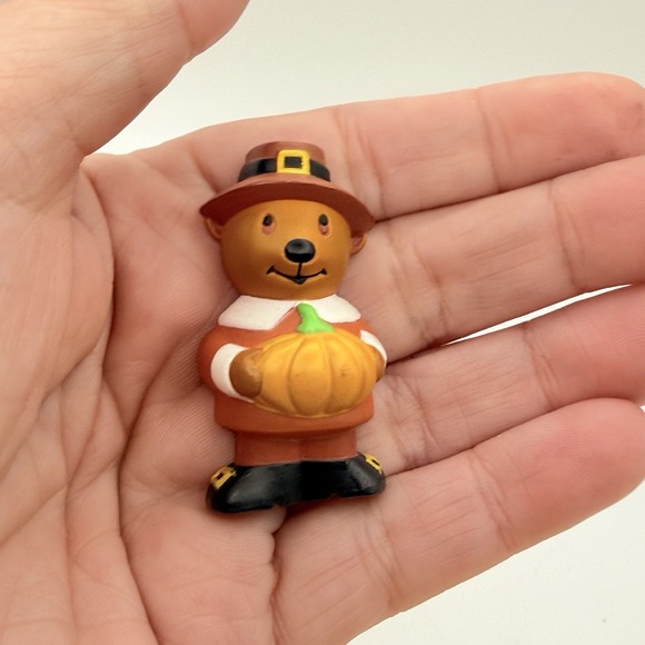 GGI Jewelry - GGI Pilgrim Bear Pin Brooch Pumpkin Thanksgiving Fall Holiday Brown Matte Resin